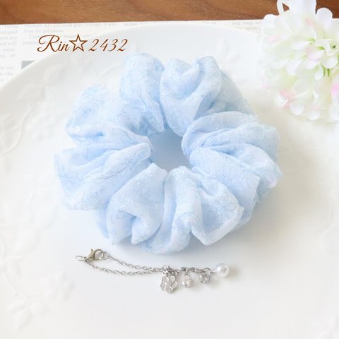 【刺繍入りオーガンジー】ハリのあるオーガンジーを2枚重ねたフェミニンなシュシュ☆花柄☆水色(ジルコニアのチャーム付き)