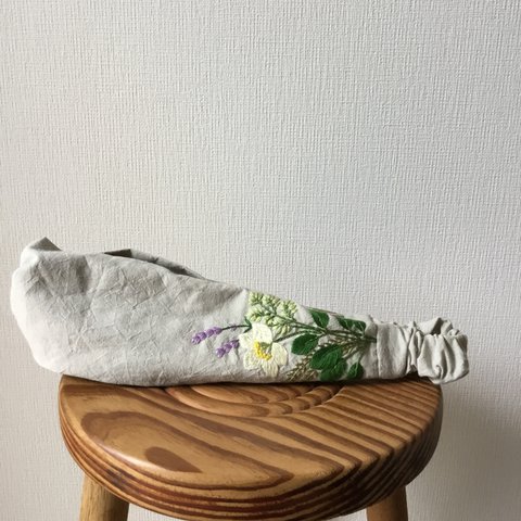 ヘアバンド　白い花を中心にの刺繍