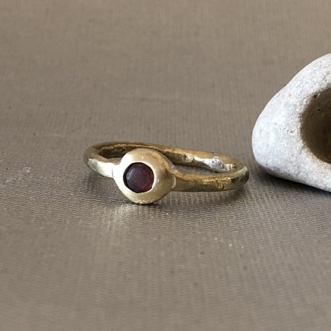 ガーネットと真鍮の指輪