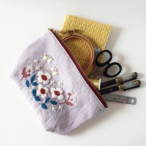 ＼手刺繍で紡ぐ／シックなお花ポーチ