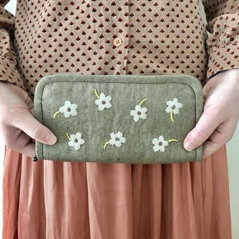 レトロなお花の手刺繍財布(グレージュ)
