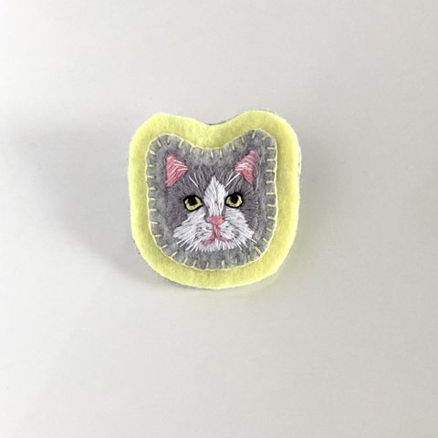 グレーのハチワレ猫「◯◯」顔面刺繍ブローチ（お名前や肉球も入れられます）