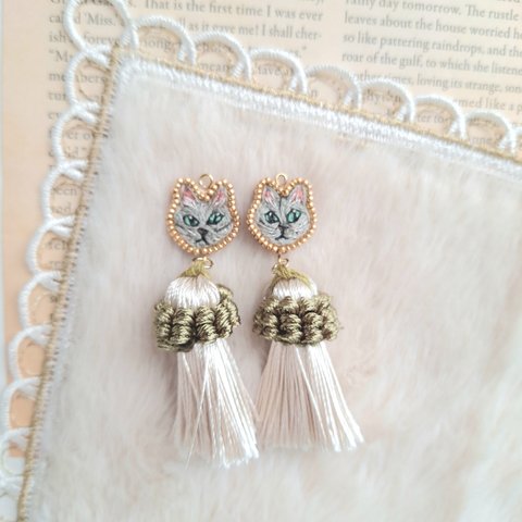 刺繍　ロシアンブルー猫さんのゴールドビーズ×タッセル　ピアス/イヤリング