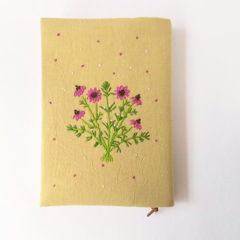 可愛い花の刺繍のブックカバー