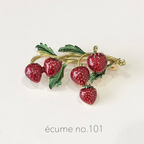 送料無料【no.101】苺のスプリングブローチ　いちご　ストロベリー