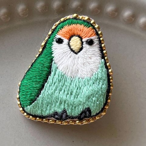  【本革使用】もっちりコザクラインコの刺繍ブローチ【ゴールデンチェリー】