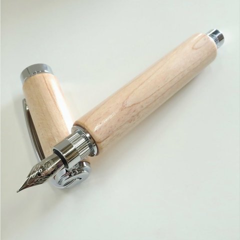 ハードメープルの天然木の万年筆　銘木 木軸万年筆　無垢材削り出し　ボールペン変更可