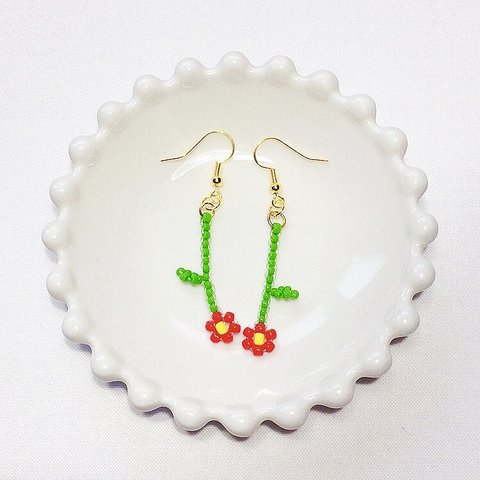 ビーズイヤリング　ビーズピアス　ゆらゆらイヤリング　~お花　フラワー　赤~ Beaded Earrings Piercings 비즈귀걸이