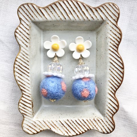 ❤️再販❤️ お花とポンポンピアス　イヤリング　　昭和レトロ　レトロ　レトロポップ　ファンシー　大ぶり　