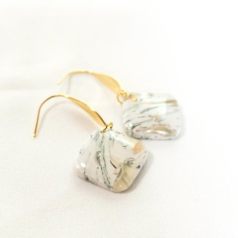 white & green marbleピアス