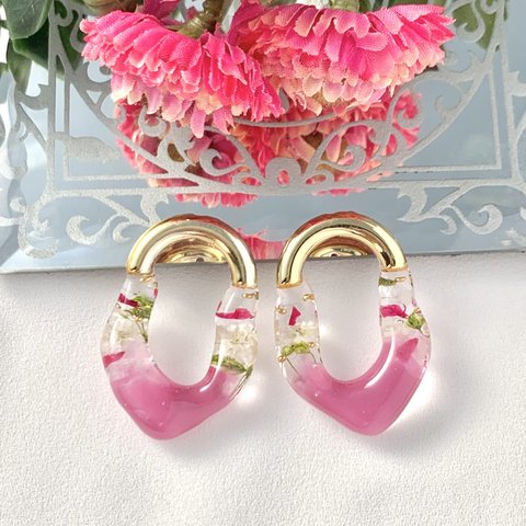 【50%off】変形フープ✽お花封入のイヤリング✽【pink】