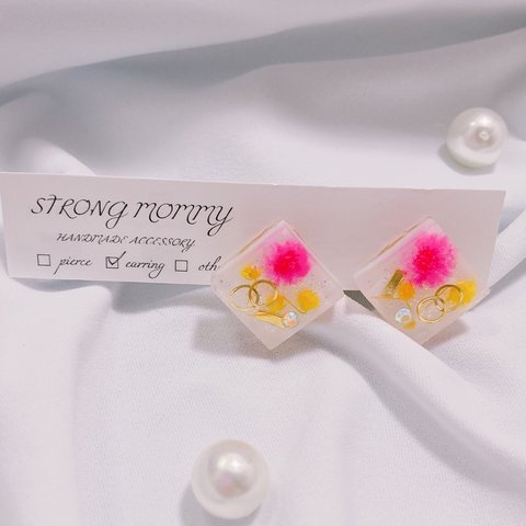 🌸本物のお花が入ったイヤリング×スタッズ×キラキラストーン💎🌟イヤリング