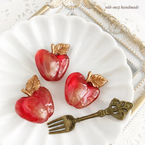 姫林檎のブローチ(Apple brooch/フェイクスイーツ/フェイクフード/りんご/リンゴ/フルーツ/果物/秋/レジン)