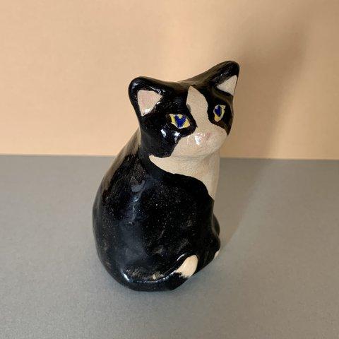陶器のハチワレ猫　リングピローとしてもお使い頂けます。