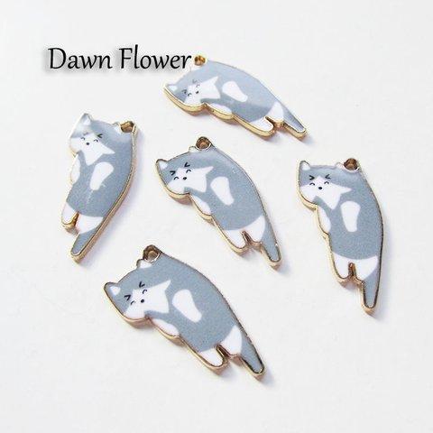 【D-0461】8pcs　つままれた猫　26×13mm　グレー　　チャーム