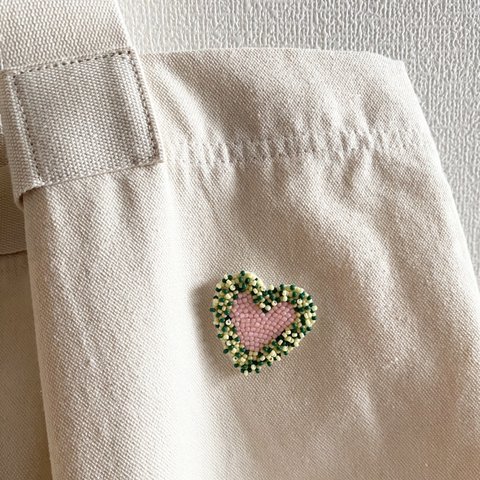 つぶつぶビーズ刺繍のハートブローチ サラダ