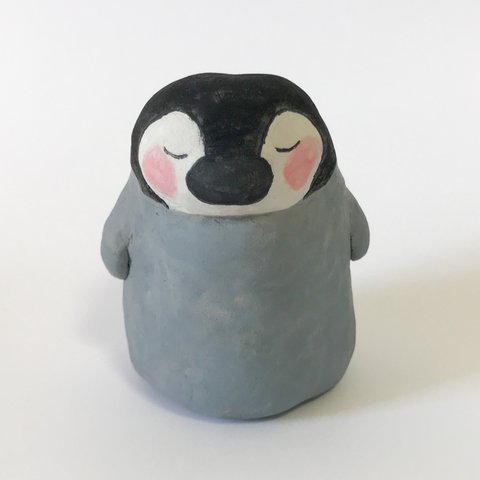 大きめ⭐︎素朴な風合いの石粉粘土アニマル☆すやすや眠る赤ちゃんペンギン