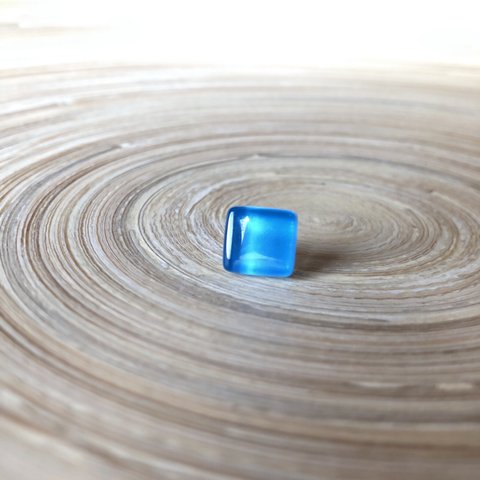 アクセサリー ジュエリー ピアス 樹脂 レディース ガラスタイル 1cm角【ブルー】