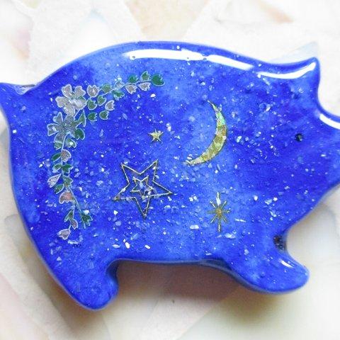 ◇1325再販 🌜✨冬の星空　青いぶたさんのブローチ・大サイズ🐖🌟 ※１点物