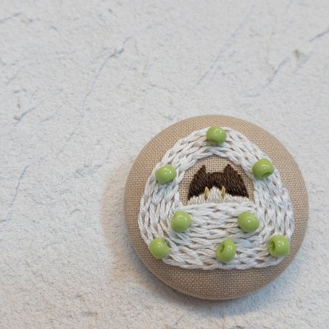 【手刺繍】枝豆ごはんむすびと猫のブローチ