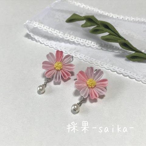 つまみ細工の秋桜ピアス(ピンク)