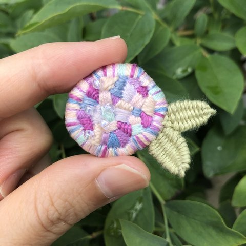 紫陽花の刺繍ブローチ　ステンドグラス風　ピンクブルー紫ミックス