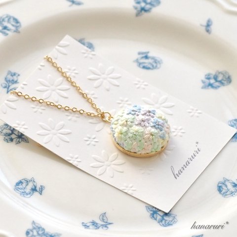 お花の刺繍ネックレス《flower garden》