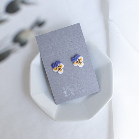 sumire 刺繍ノンホールピアス（樹脂）【ホワイト】 