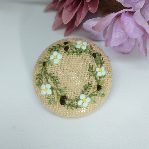 手刺繍のブローチ