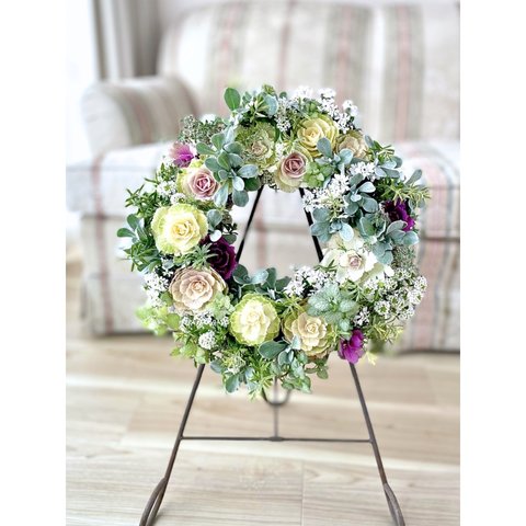  葉牡丹と小花の寄せ植えリース　*:･ﾟ✧幸せのWreath「花畑のかくれんぼ」✧*:･ﾟ　　 白いお花の中で小さな紫色の葉牡丹が見え隠れしている姿から名づけました