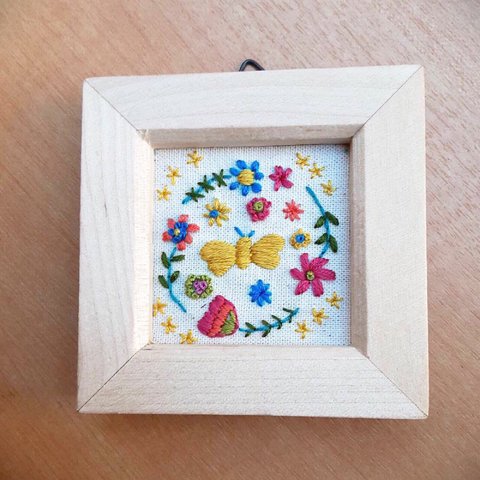 刺繍フレーム🌼お花と蝶々のサークル 北欧風　壁飾り インテリア雑貨