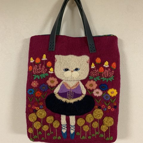 バレリーナ猫さん刺繍　羊毛フェルト生地のバッグ