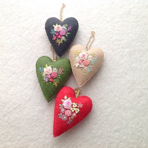 フェルトの花刺繍のバックチャーム