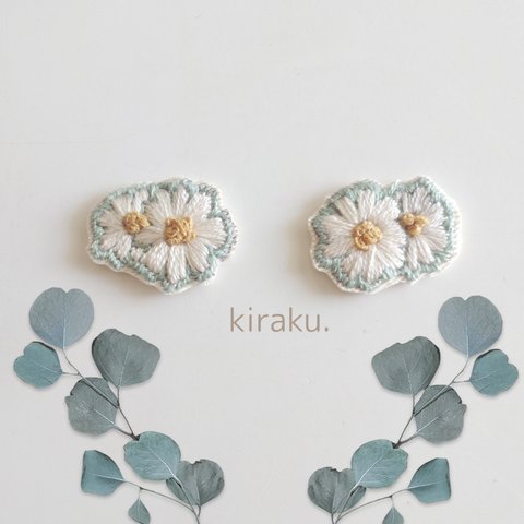 花の刺繍イヤリング　ピアス　白✕ライトグリーン