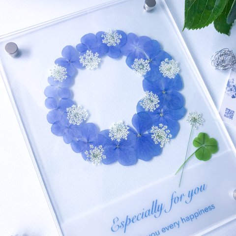 青い紫陽花とかすみ草のリースフレーム