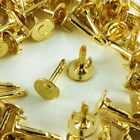 送料無料　ピンバッジ の 針　ゴールド　100個　全長8mm　皿径4mm　針太さ1mm　蝶タック 針　ピンズ 用　留め具　留め金具　タックピン （AP0205）