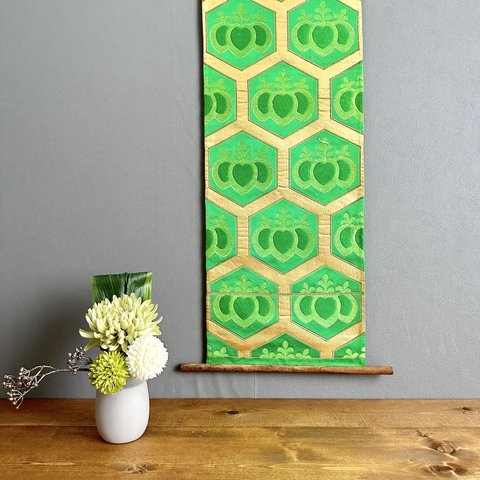 帯のタペストリー　輝く緑に鮮やかな亀甲　着物リメイク インテリア　掛け軸 　和モダン　和　正月　七五三　成人式　Kimono Tapestry Kakejiku  