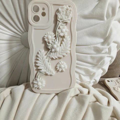 iPhone11専用スマホケース🌸樹脂粘土の白い花