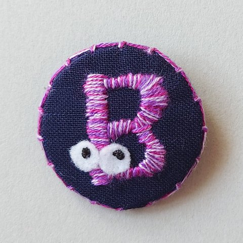 アルファベット刺繍ブローチ「B」