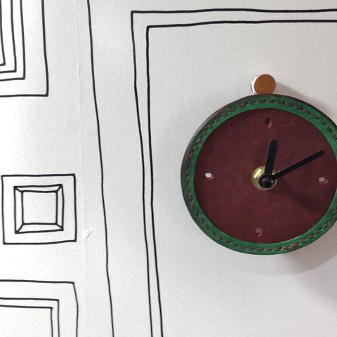 革で作った小さな壁掛け時計　葡萄色