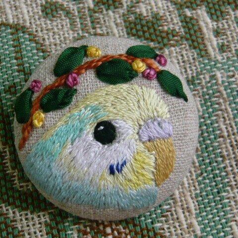 刺繍　セキセイインコ（パステルカラーレインボー）　ブローチ　　鳥