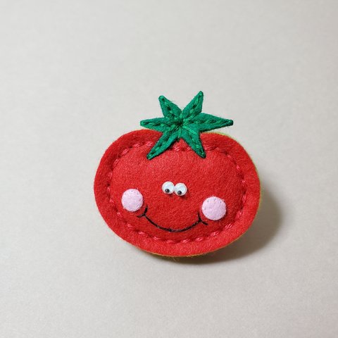 〈５層仕立て〉にっこりほっぺのトマトちゃん✽野菜ブローチ〈フェルト・刺繍〉