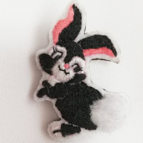 黒うさぎ　刺繍ブローチ