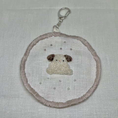 仔犬の刺繍　まんまるビッグキーホルダー。