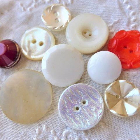 ホワイトの中の赤　ヴィンテージチェコガラスボタンVinteg Czech Glass Button10個