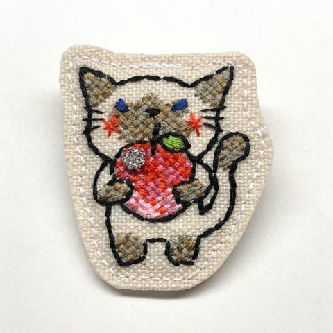 猫刺繍ブローチりんご①