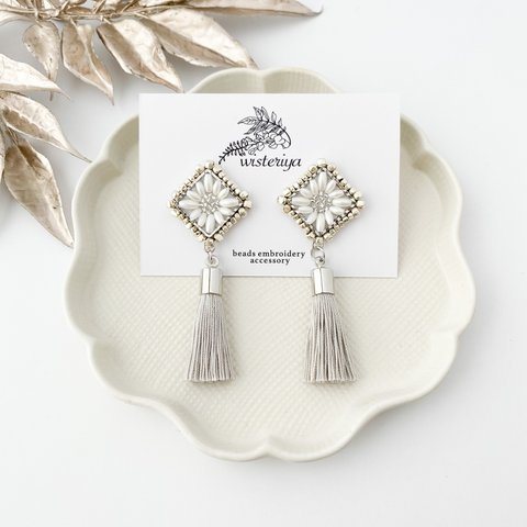 Gerbera tassel earring < silver >