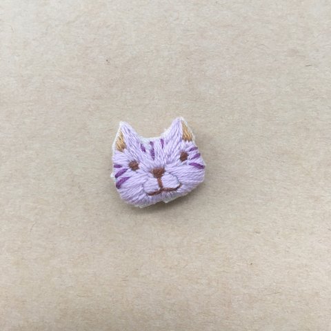 猫の刺繍のマグネット・紫色