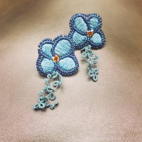 ブルーフラワー ビーズ刺繍×タティングレース のスタッドピアス 