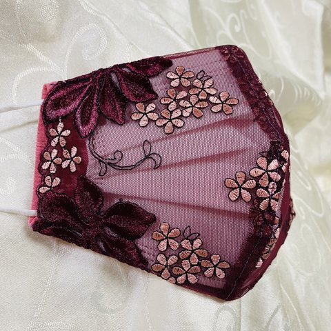 再販　綺麗な控えめエンジ色の刺繍　濃いめ①💖不織布カバー（間に挟むタイプ）刺繍チュールレース　花柄🌸　立体マスク　高島ちぢみ　おしゃれに　冬だからこそ明るい色　あずき色　マスクカバー　結婚式　ドレス👗